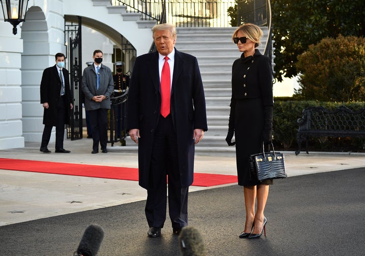 Donald y Melania Trump atienden a los periodistas a su salida a la Casa Blanca.
