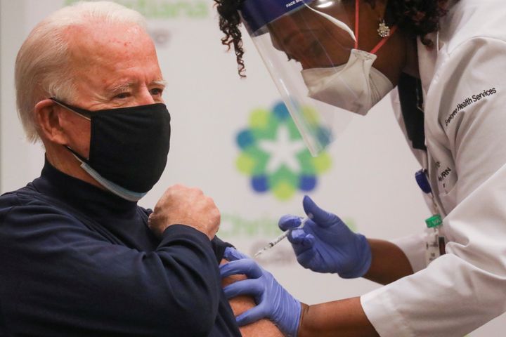 Joe Biden, el 21 de diciembre pasado, poniéndose la vacuna contra el Covid en Newark, Delaware.