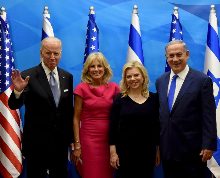 Joe Biden y su esposa Jill posan con Benjamín Netanyahu y su mujer, Sara, en una visita a Jerusalén en 2016.