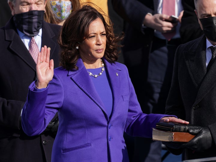 Kamala Harris jura el cargo.