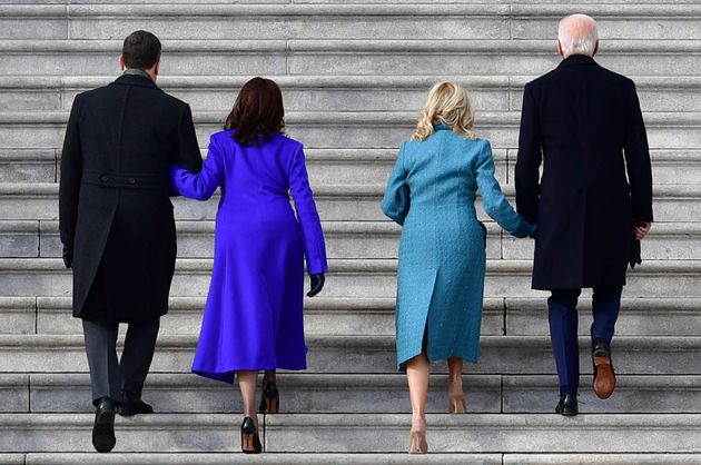 Douglas Emhoff, Kamala Harris, Jill et Joe Biden ont monté les marches du capitole dans des vêtements qui en disent long.