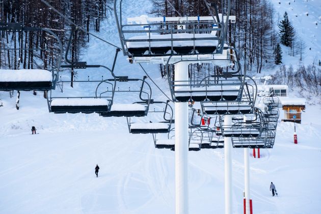 Conformément à la crainte du secteur de la montagne, le gouvernement a annoncé qu'à cause de la pandémie de covid-19, les remontées mécaniques ne rouvriraient pas au 1er février (photo prise le 19 janvier à Val-d'Isère, en Savoie). 