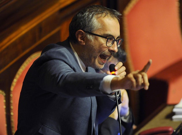 Il senatore Ciampolillo: “Il vaccino anti Covid? Non è la soluzione. Meglio essere vegano” Il senatore Ciampolillo: “Il vaccino anti Covid? Non è la soluzione. Meglio essere vegano”