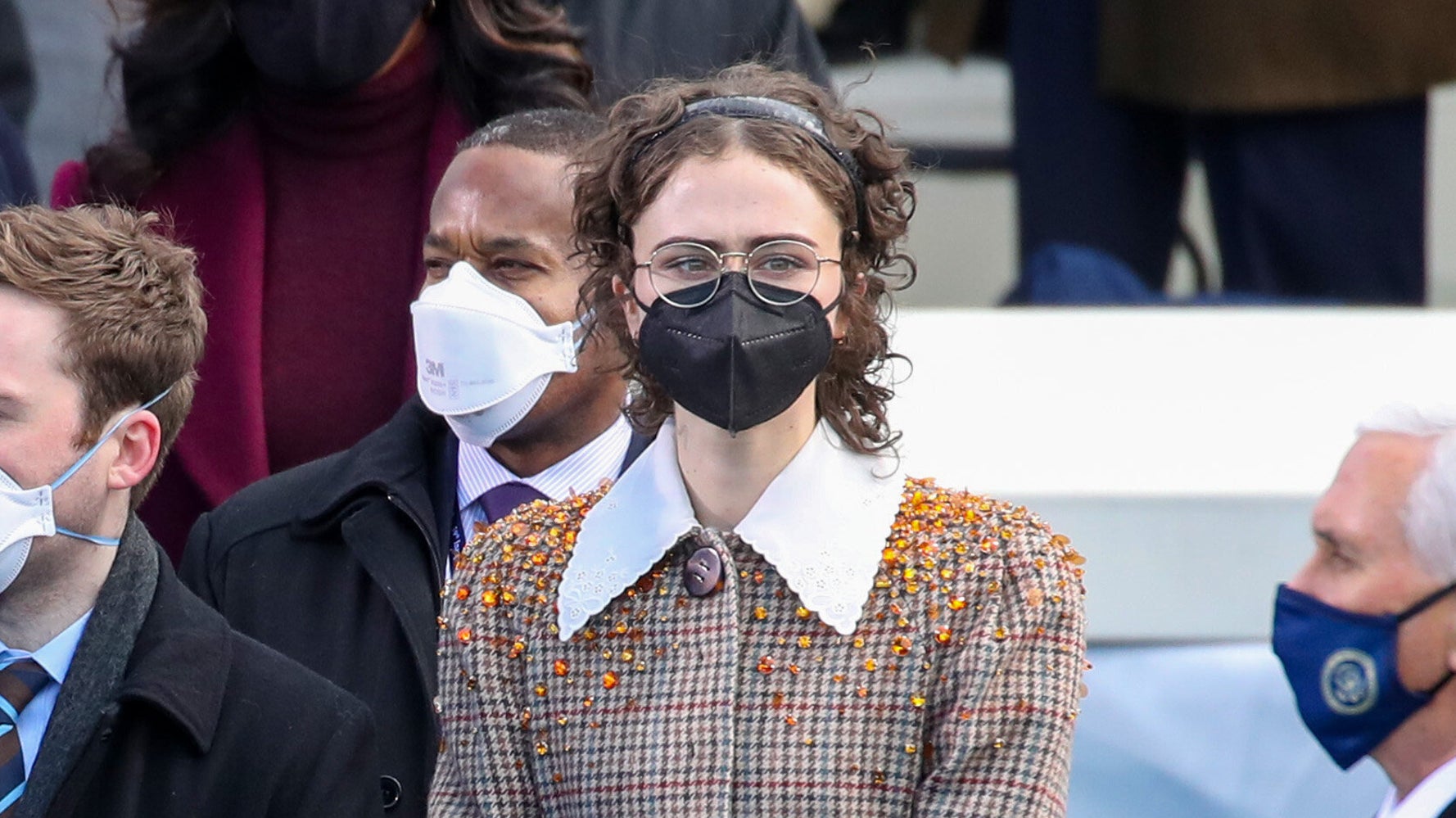 Who Is Kamala Harris Stepdaughter Ella Emhoff The Inauguration Fashion Icon Has Style Huffpost Life Who Is Kamala Harris Stepdaughter Ella Emhoff The Inauguration Fashion Icon Has Style Huffpost Life