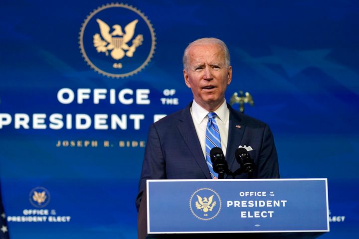 Le président élu Joe Biden parle de la pandémie COVID-19 à Wilmington, au Delaware, le 14 janvier 2021.