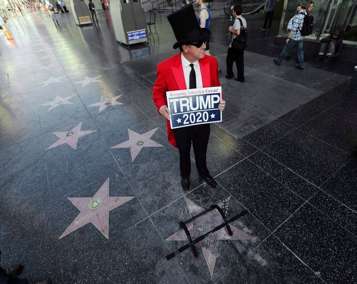 Un partisan de Donald Trump se tient à côté de l’étoile vandalisée du président sur le Walk of Fame d’Hollywood, en juillet 2018.