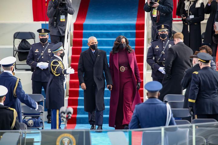 ミシェル・オバマ氏は、あざやかな赤紫のパンツスーツ姿で登場した。