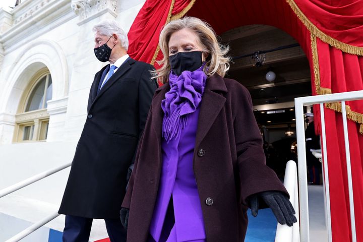ヒラリー・クリントン元国務長官も明るい紫のパンツスーツ姿だった。