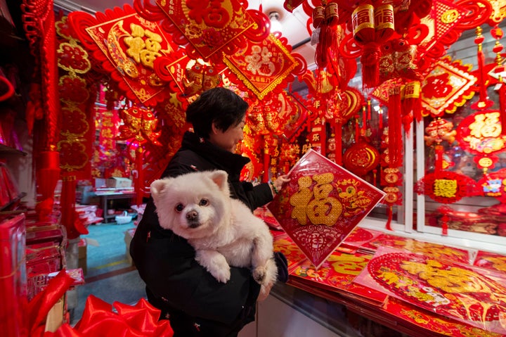 春節に向けた準備が進む (Photo credit should read Costfoto/Barcroft Media via Getty Images)