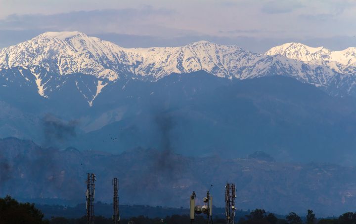 新型コロナウイルス感染拡大を受けた2020年、北インドでは普段みられないヒマラヤ山脈を見ることができた。活動が制限されたことで大気汚染が抑えられたことで、100~200キロ離れたところからも見ることができたという。