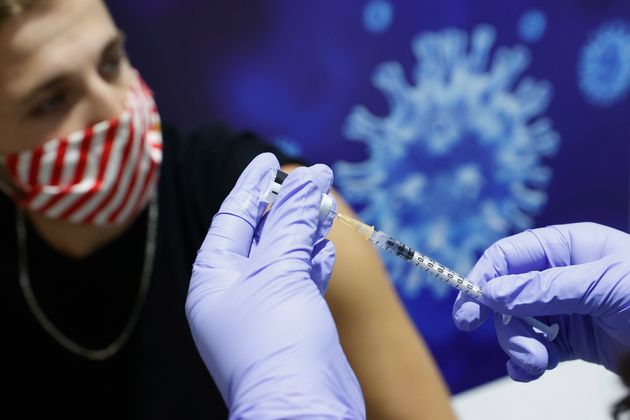 Une femme se fait administrer le vaccin Pfizer anti-Covid-19 à Israël le 20 janvier 2021,...