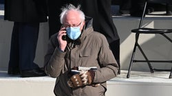 La enternecedora historia detrás de los guantes de Bernie