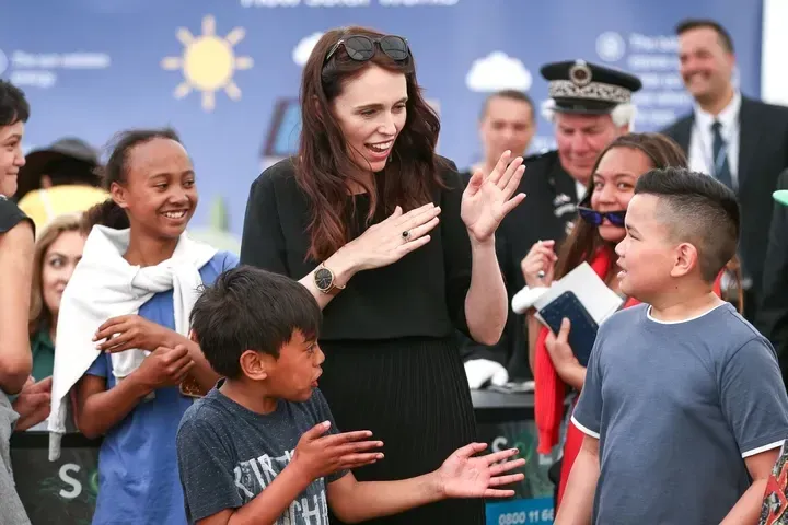 La primera ministra de Nueva Zelanda, Jacinda Ardern, juega con los niños y niñas durante las celebraciones...