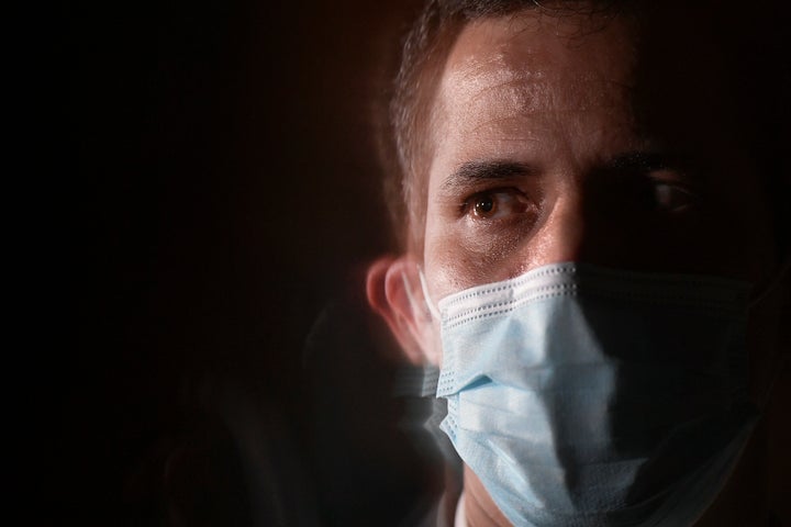 Juan Guaidó escucha la pregunta de un reportero durante un acto en Caracas, el 6 de diciembre de 2020.