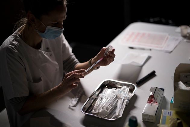 Une infirmière prépare un vaccin au centre du Cannet, dans le sud de la France, le 21 janvier...