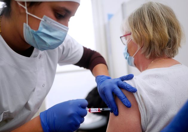 Une vaccination contre le Covid-19 à Tourcoing le 19 janvier 2021 (AP Photo/Michel