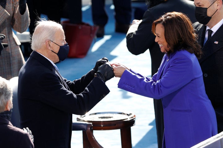 Biden y Harris se saludan instantes antes de jurar el cargo.