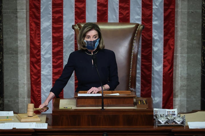 La presidenta de la Cámara de Representantes, Nancy Pelosi, certifica que la mayoría del Congreso ha votado a favor del 'impeachment' a Trump, por 232 votos a favor y 197 en contra.