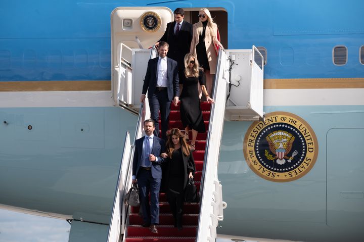 Η κόρη του Τραμπ με τον αρραβωνιαστικό της και οι γιοί του με τις συζύγους τους, αποβιβάζονται από το προεδρικό αεροσκάφος.