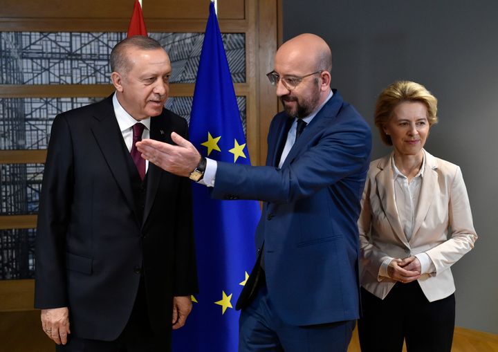 Ο Τούρκος πρόεδρος Ταγίπ Ερντογάν καθώς τον καλωσορίζει ο πρόεδρος του Ευρωπαϊκού Συμβουλίου Σαρλ Μισέλ, μαζί με την πρόεδρο της Κομισιόν Ουρσουλα φον ντερ Λέιεν στις Βρυξέλλες στις 9 Μαρτίου 2020. (John Thys, Pool Photo via AP)