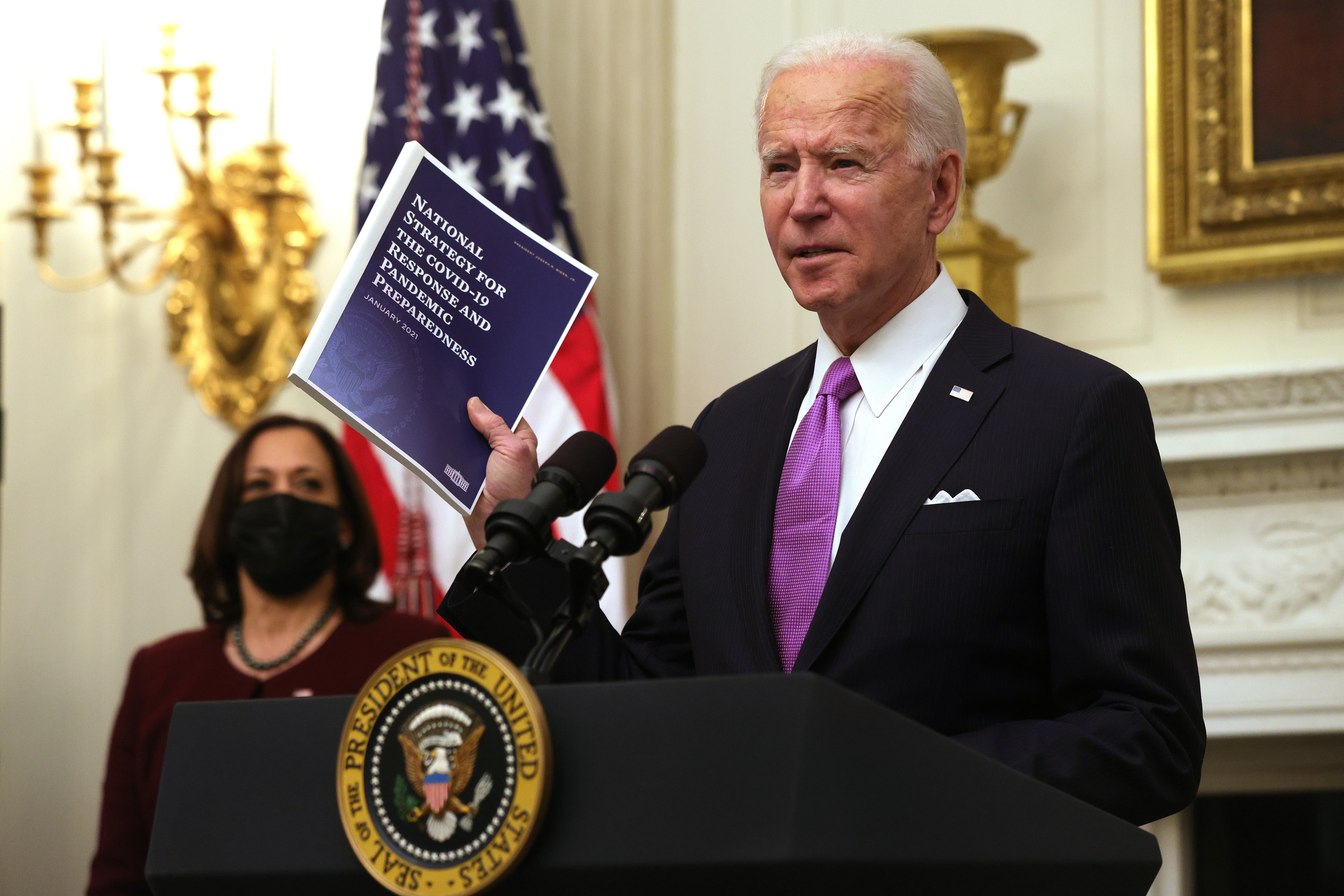 Joe Biden, face au Covid-19, impose la quarantaine aux voyageurs par avion