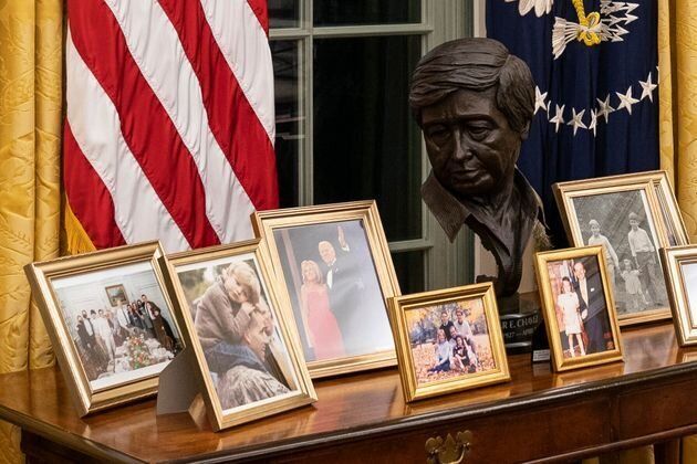 執務机の後ろに飾られた、セザール・チャベス氏の胸像とバイデン氏の家族写真