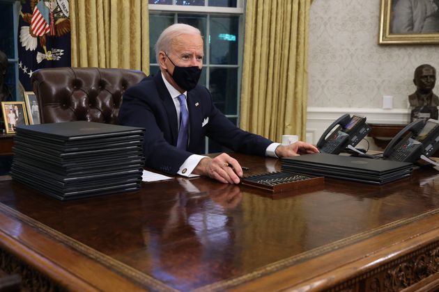 Le président Joe Biden dans le bureau ovale, quelques heures après son investiture le 20 janvier 2020