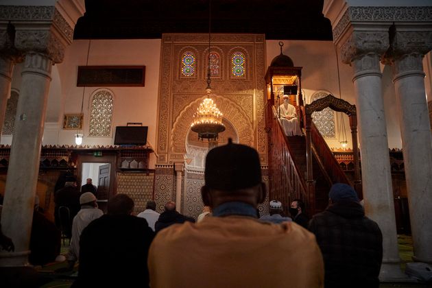 Un imam dirige les prières du vendredi à la Grande Mosquée de Paris le 30 octobre 2020. (Photo by Kiran Ridley/Getty Images)