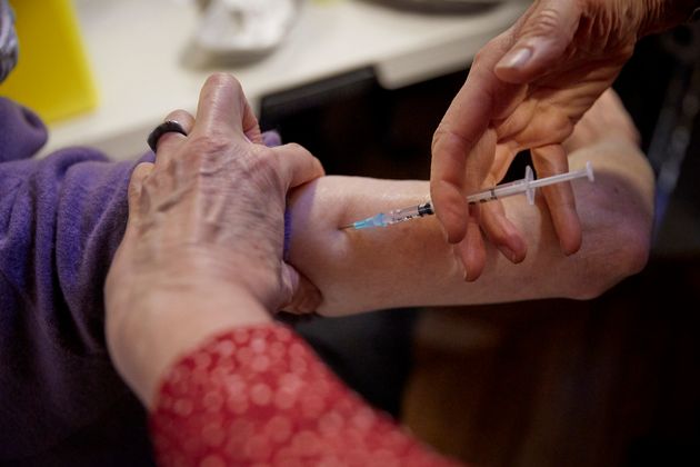 En France, neuf personnes vaccinées contre le covid-19 sont mortes, sans toutefois qu'aucun lien puisse être établi entre le vaccin et le décès (photo prise à Paris le 18 janvier, à l'occasion d'une opération de vaccination). 