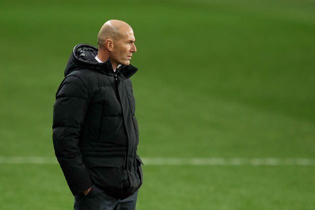 Zinédine Zidane, ici photographié lors d'un match entre son Real Madrid et l'Athletic Bilbao, a été testé positif au covid-19 et mis à l'isolement. 