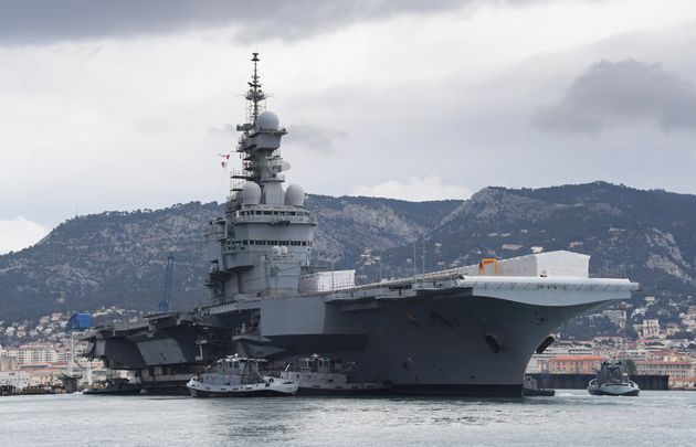 Le porte-avions Charles-de-Gaulle le 8 février 2017 près de Toulon(Photo by ANNE-CHRISTINE POUJOULAT / AFP)