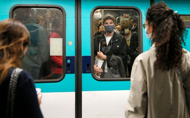 Des passagers dans le métro à Paris, le 7 octobre 2020.