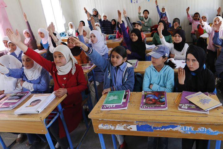 ヨルダンの難民キャンプで教育を受けるシリア難民の子どもたち（2015年3月11日）