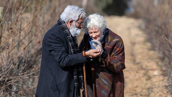 Imanol Arias y Ana Duato, caracterizados como ancianos en plena pandemia.