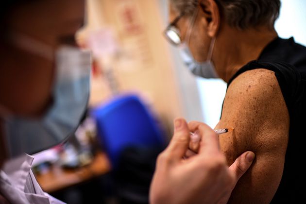 Photo d'illustration: un homme de plus de 75 ans se fait vacciner à l'Institut Pasteur, le 21 janvier 2021. 