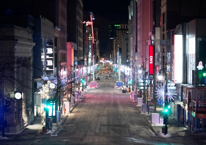 La rue Sainte-Catherine, principale artère commerciale de Montréal, est vide, samedi le 9 janvier. Le gouvernement du Québec a imposé un couvre-feu de 20 heures à 5 heures du matin, jusqu’au 8 février.