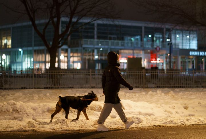 Une femme promène son chien, à Montréal, un peu avant le couvre-feu de 20 heures imposé par Québec. Sortir son chien est l’une des dérogations permises pour justifier sa présence hors de son foyer.
