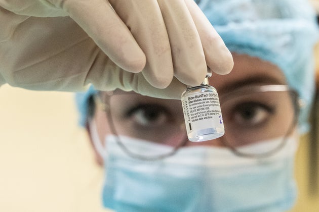 Vaccini Covid, la direttrice dell’Ema: “Pfizer e Moderna proteggono dalle varianti. Ritardi? Stiamo lavorando per aumentare la produzione” Vaccini Covid, la direttrice dell’Ema: “Pfizer e Moderna proteggono dalle varianti. Ritardi? Stiamo lavorando per aumentare la produzione”