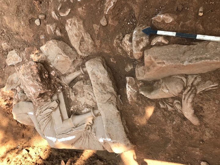 Εικόνες από την αποκάλυψη ναόσχημου μνημείου στην Παιανία