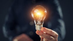 El precio de la luz pasa en dos semanas de 95 euros por megavatio a 27