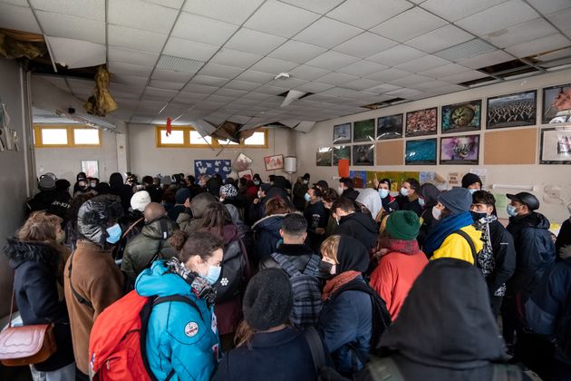Des migrants occupant une ancienne école dans le XVIe arrondissement de Paris, le 24 janvier 2021.