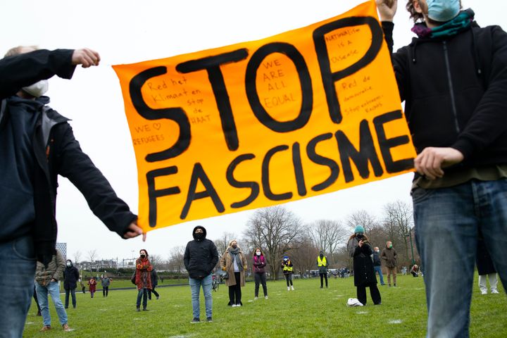 Des manifestants observent les consignes de distanciation sociale lors d’une manifestation antifasciste à Amsterdam, aux Pays-Bas, le 10 janvier, contre l’assaut du Capitole.