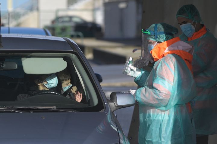 Varios sanitarios atienden a personas en un coche en Galicia