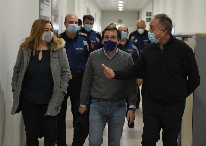 El alcalde de Madrid, José Luis Martínez Almeida (c) y la delegada de Seguridad y Emergencias y portavoz municipal, Inmaculada Sanz (i).