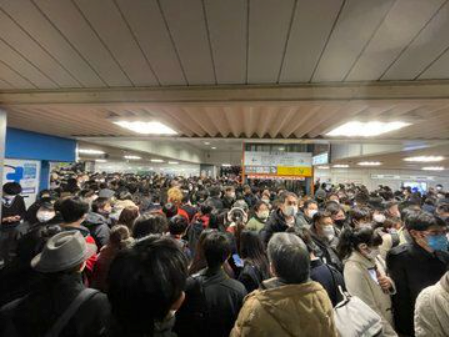 JR西船橋駅、一時人がごった返す「ここ1年で1番密」。線路立ち入りによる運転見合わせの影響で