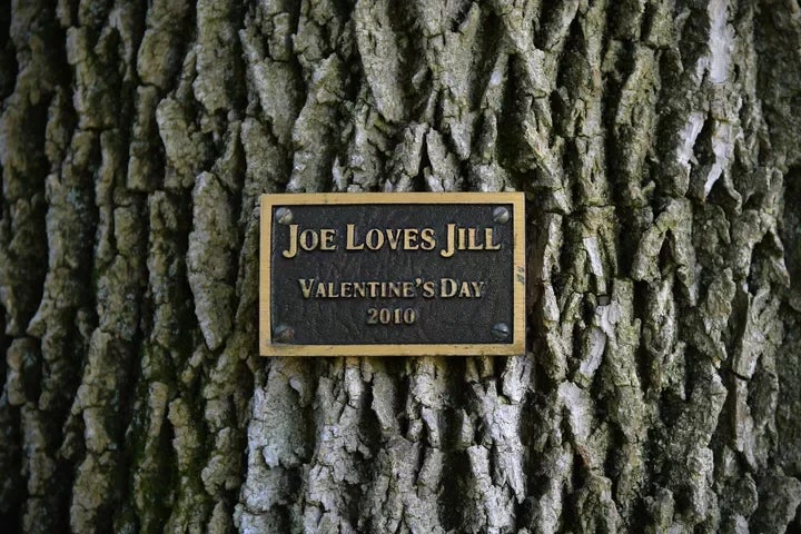 El entonces vicepresidente Joe Biden sorprendió a su esposa en el San Valentín de 2010 con esta placa conmemorativa.