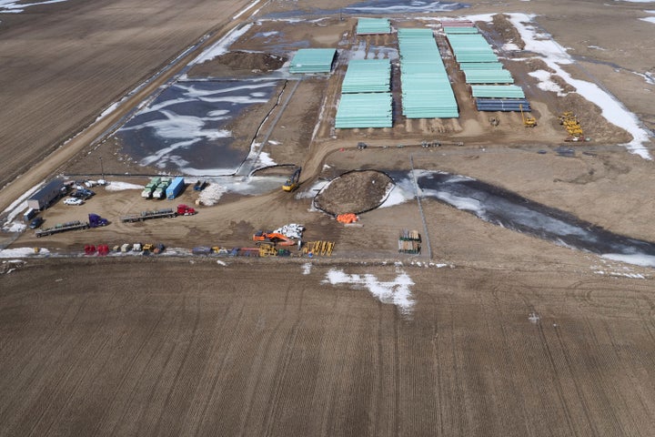 Cour de stockage de tuyaux avec des matériaux pour la construction de l'oléoduc Keystone XL, le long de la frontière canado-américaine au nord de Glasgow, au Montana, aux États-Unis (photo datant du 13 avril 2020)