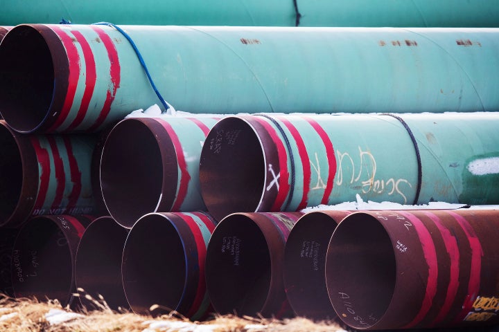 Sur cette photo du 18 décembre 2020, les tuyaux à utiliser pour le pipeline Keystone XL sont stockés dans un champ près de Dorchester, dans le Nebraska.