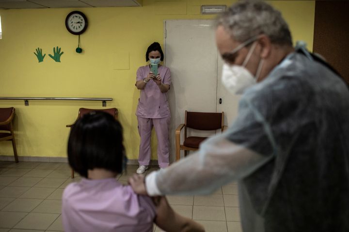 Una enfermera hace una foto a su compañera mientras le ponen la vacuna contra el coronavirus en Langreo (Asturias), el 22 de enero.