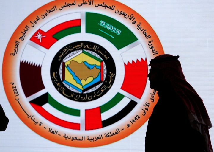5 Ιανουαρίου 2021 - Παρουσιαστής της τηλεόρασης της Σαουδικής Αραβίας μπροστά από το λογότυπο του 41ου Συνεδρίου του Συμβούλιου Συνεργασίας των Αραβικών Κρατών του Κόλπου. Κράτη του Κόλπου